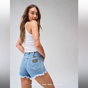 Wrangler reworked shorts in light stone wash. Size 26